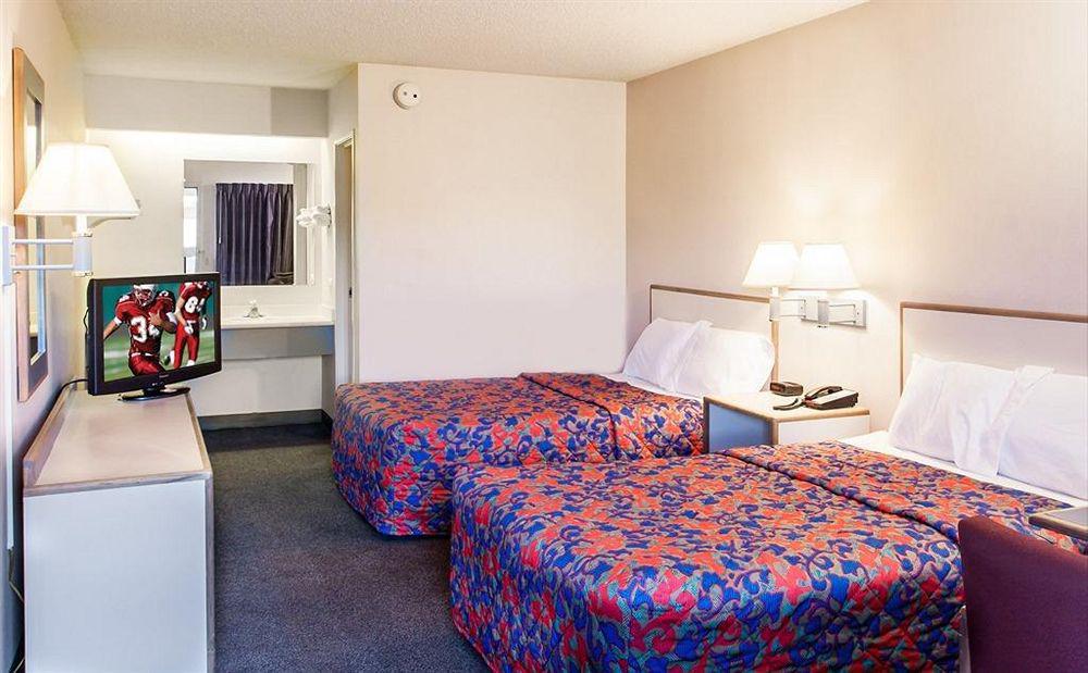 Travelodge By Wyndham Peoria Bagian luar foto