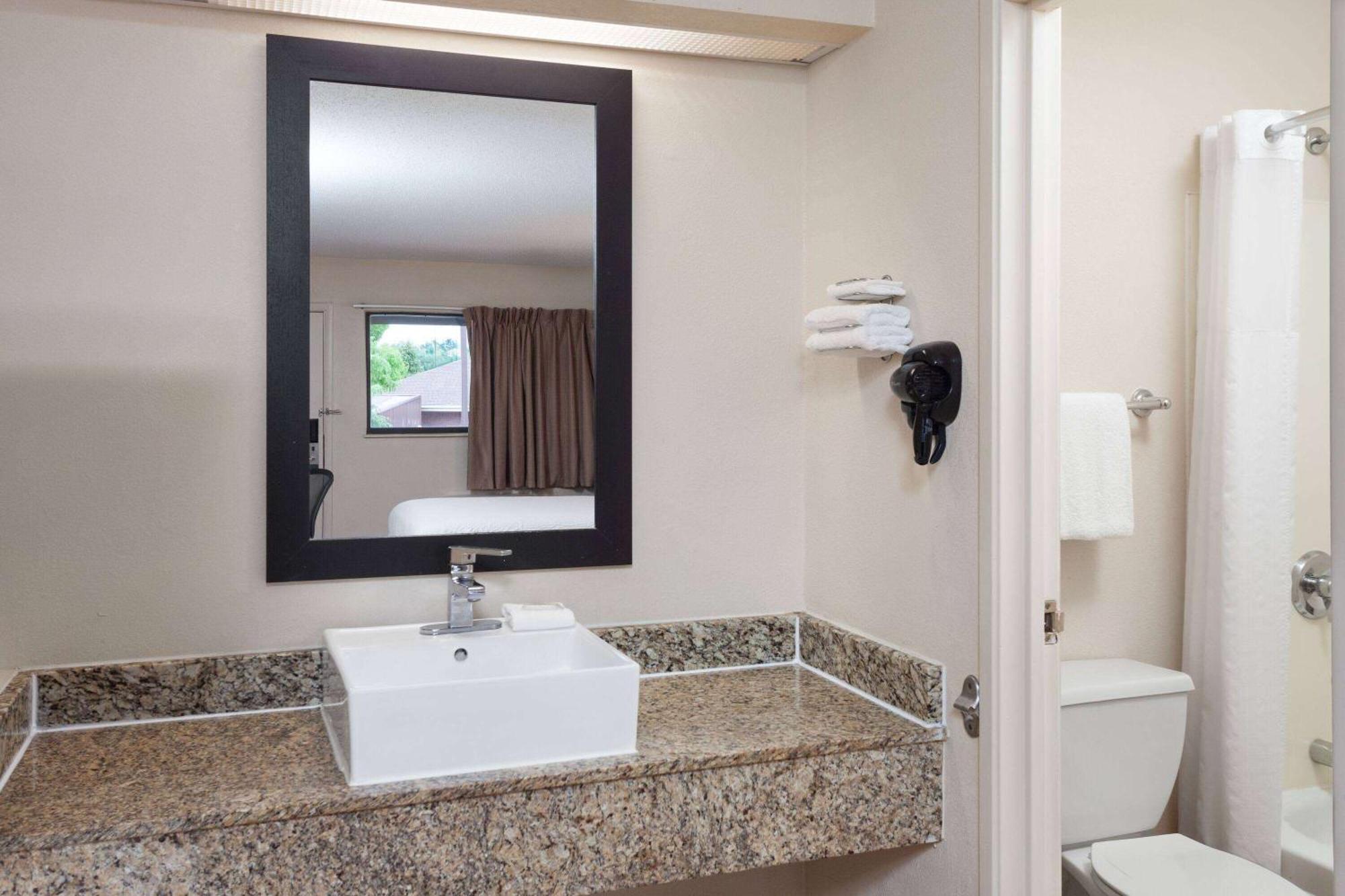 Travelodge By Wyndham Peoria Bagian luar foto