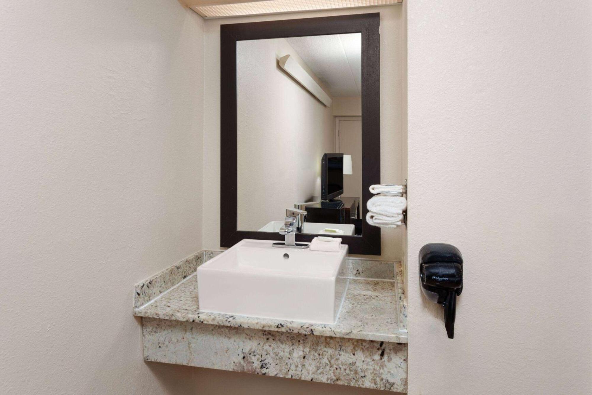 Travelodge By Wyndham Peoria Bagian luar foto